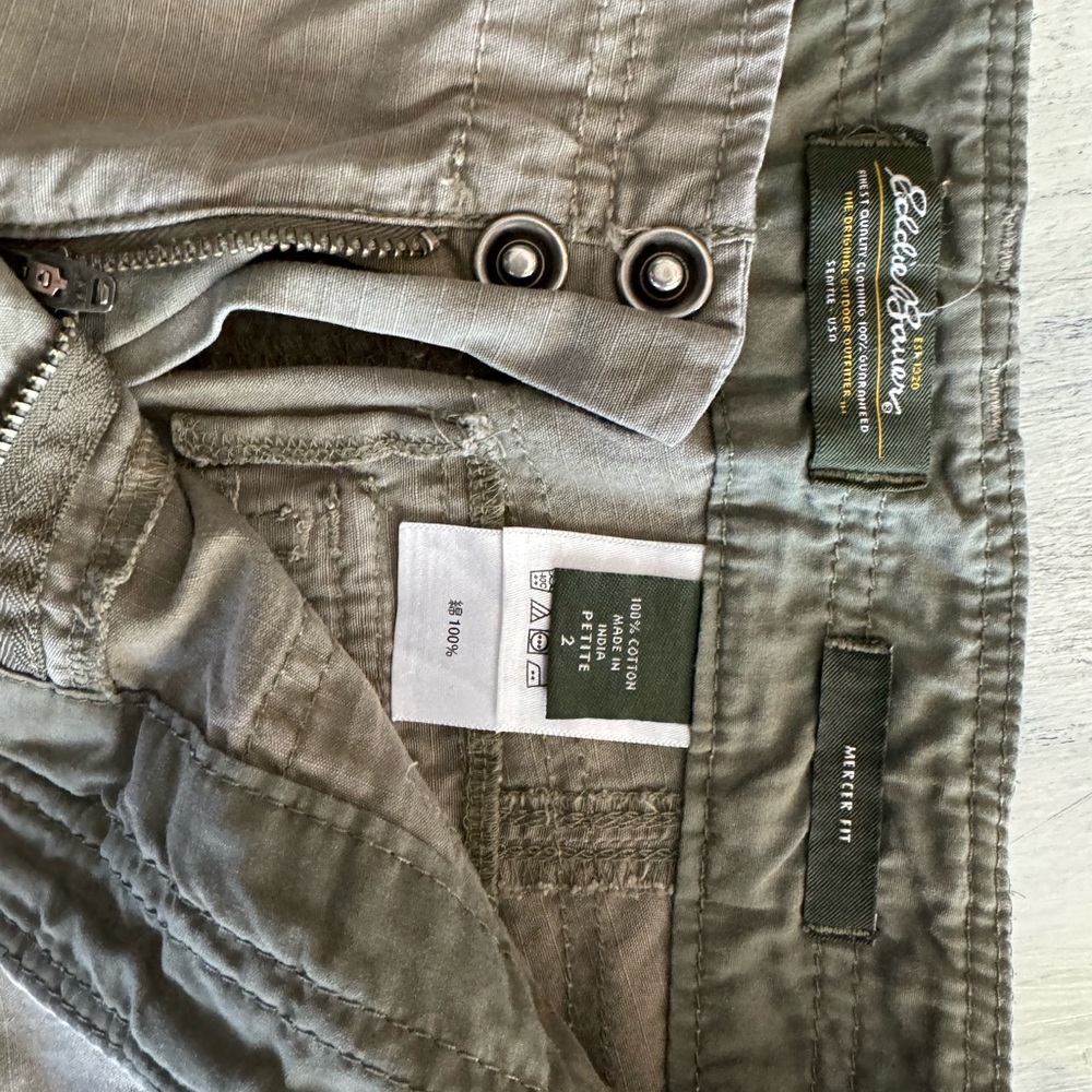Ladies Eddie Bower Mercer Fit Shorts Size 2 Petite 6 inch inseam Army Green
